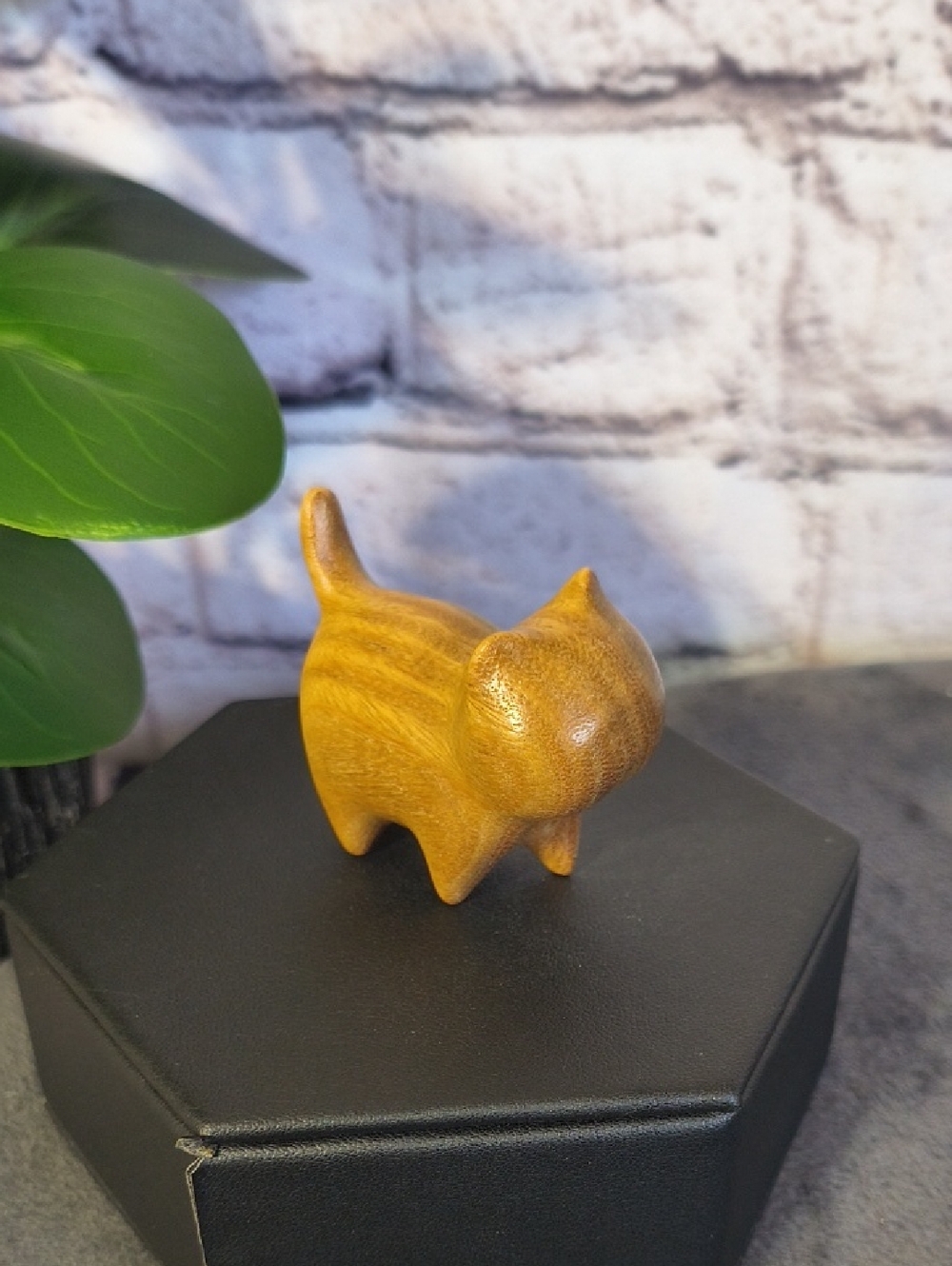 Wooden hand carved cat statue figurine kitty blonde color, tail up prancing - Picture 5 of 10